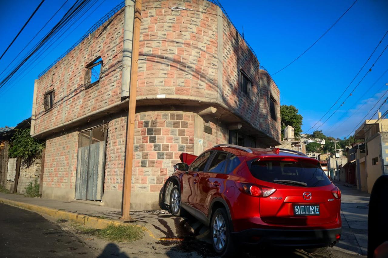 Camioneta roja impactada contra una barda en Totolac.