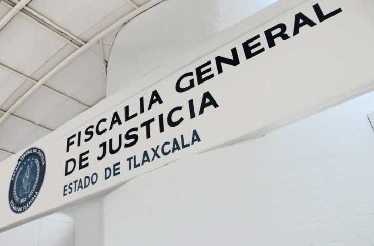 Fiscal especializado de la FGJE durante una conferencia de prensa.