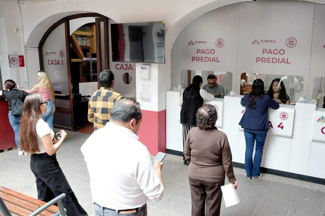 Ciudadanos realizan trámites en oficinas del Ayuntamiento de Tlaxcala.