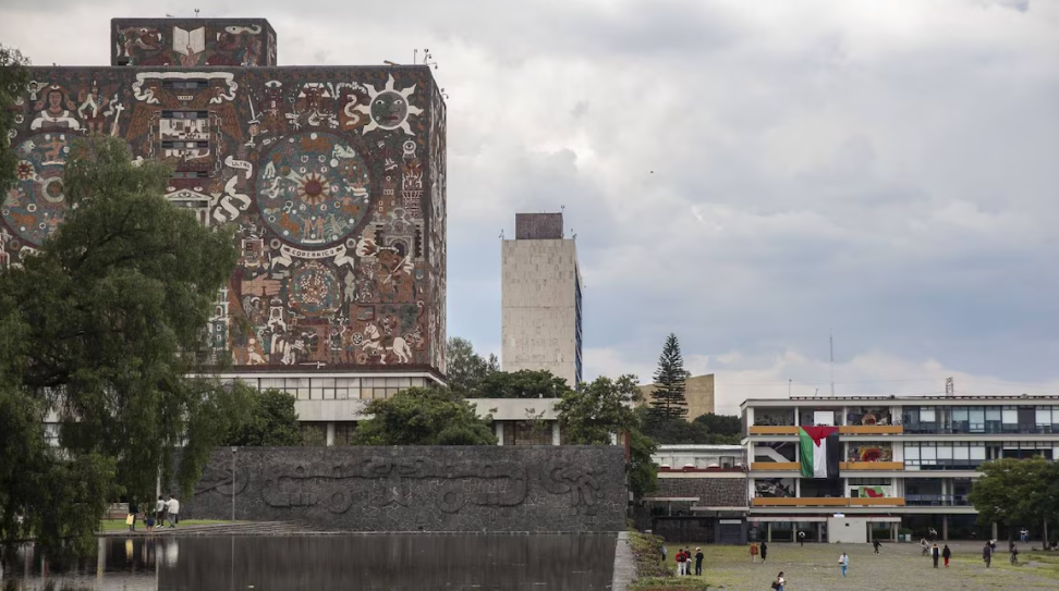 Estudiantes de la UNAM durante un proceso de inscripción.