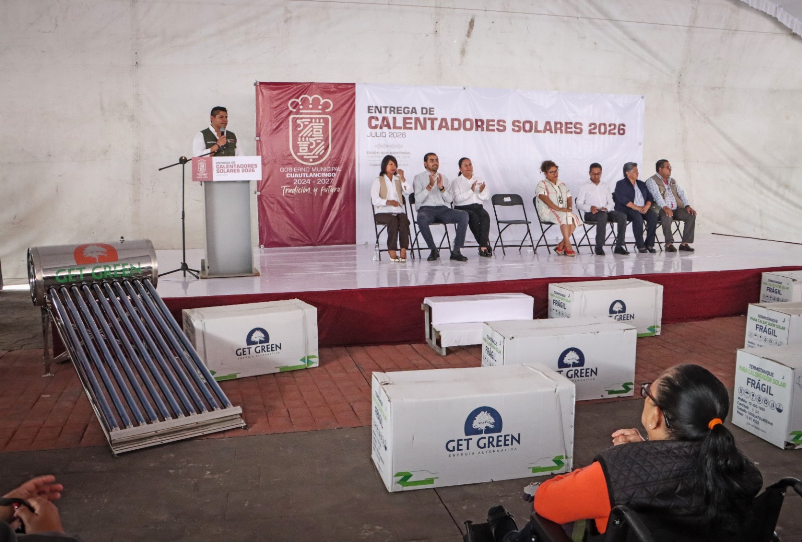 Omar Muñoz entrega 845 calentadores solares más a familias de Cuautlancingo
