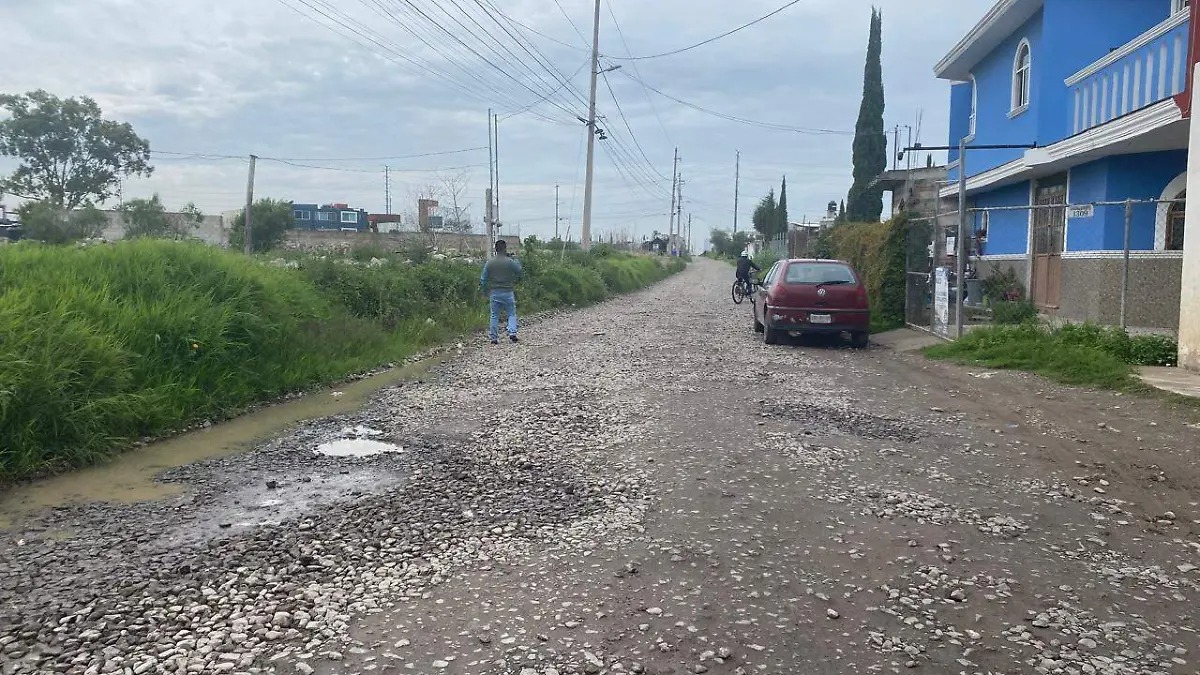 Guadalupe Cuautle espera aval estatal para pavimentar la radial a Cuayantla