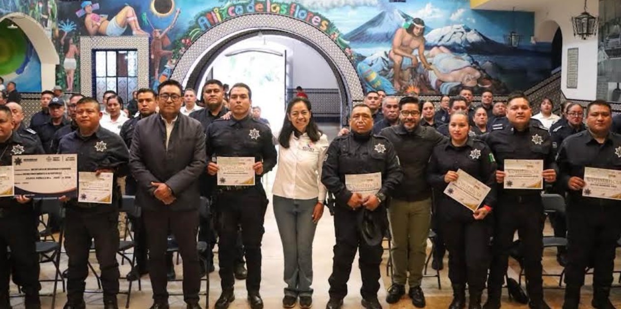 Ariadna Ayala entrega reconocimientos a policías y bomberos de Atlixco.