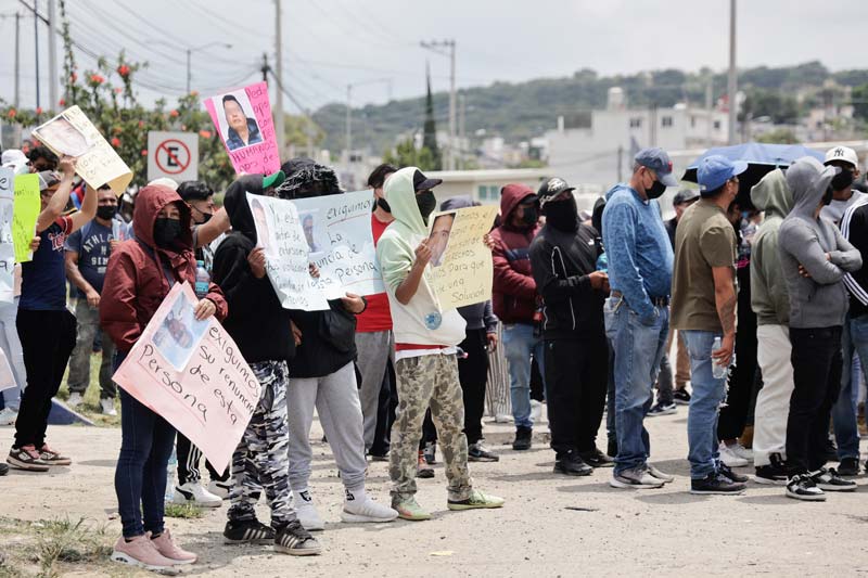 Familiares de internos bloquean accesos al Penal de San Miguel; exigen traslados y denuncian presuntas irregularidades