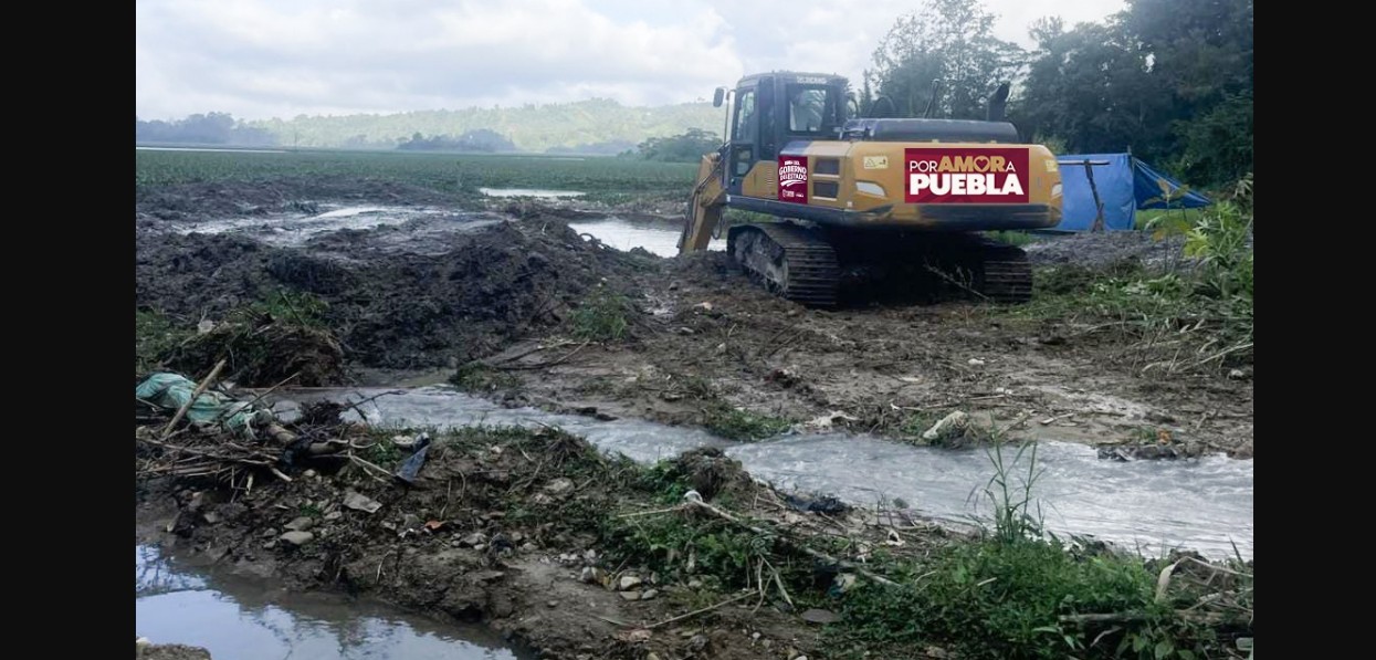 Maquinaria trabaja en la construcción de un canal pluvial en Huauchinango.