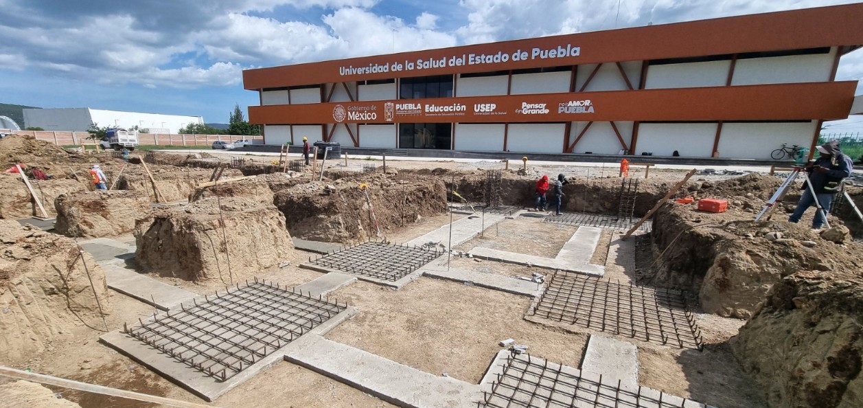 Construcción de nuevas instalaciones en una sede regional de la Universidad de la Salud de Puebla.