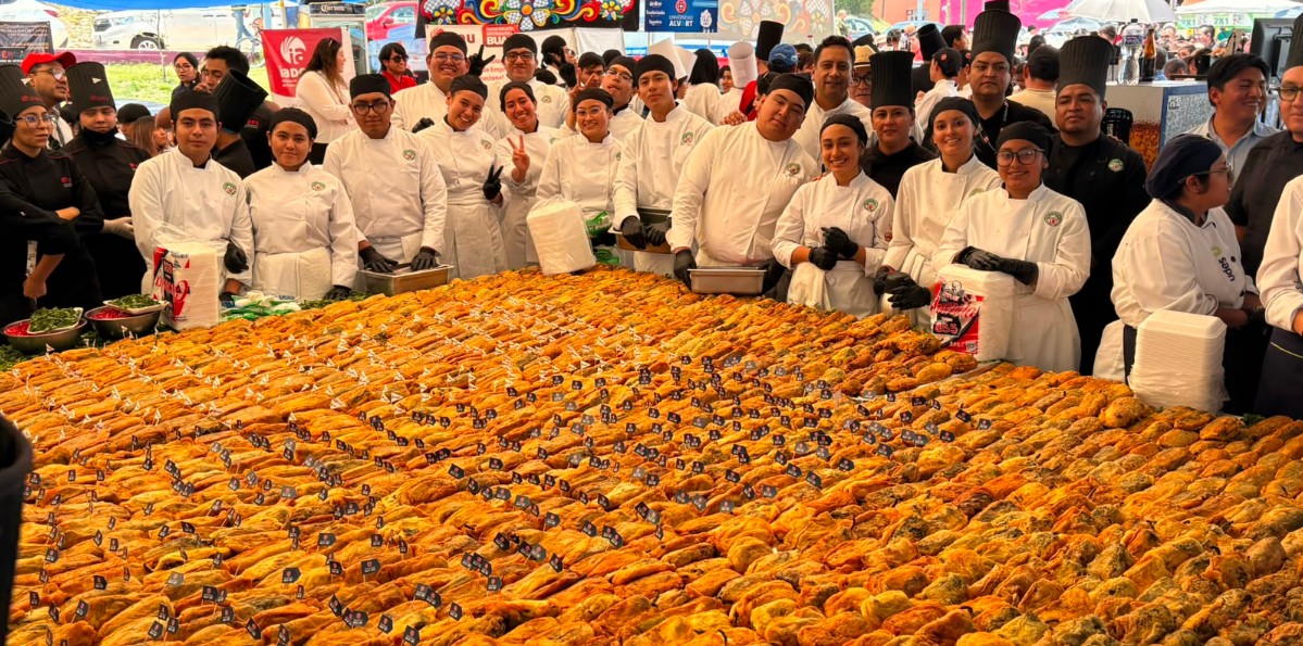 Estudiantes de Gastronomía de la UTP preparando chiles en nogada.