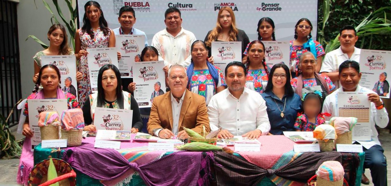 Mujeres de Santa María Coapan participan en la Carrera de la Tortilla con tenates tradicionales.