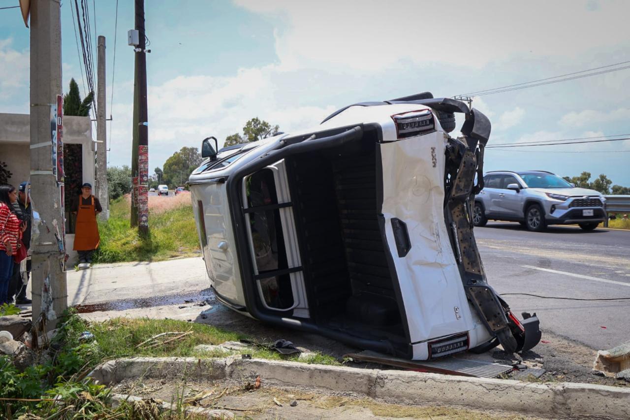 Camioneta volcada sobre la autopista Tlaxcala–Texmelucan.