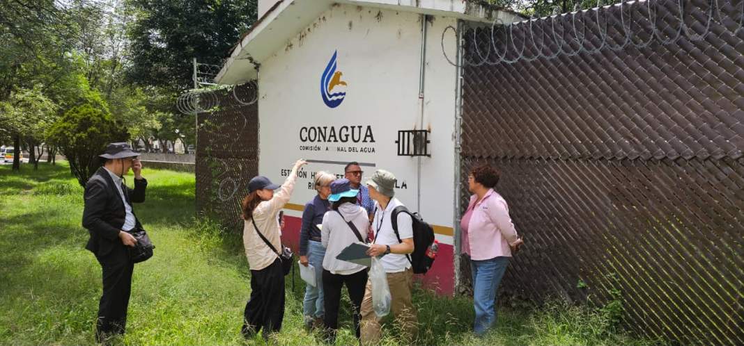 Especialistas revisan tecnología para monitorear el nivel del agua en una presa de Tlaxcala.