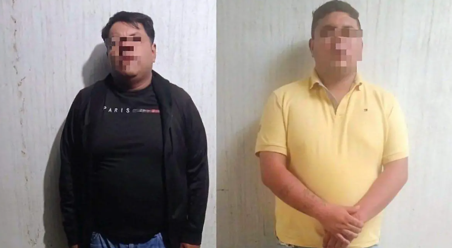 Policías resguardan vehículos asegurados tras un robo en Tlaxcala.