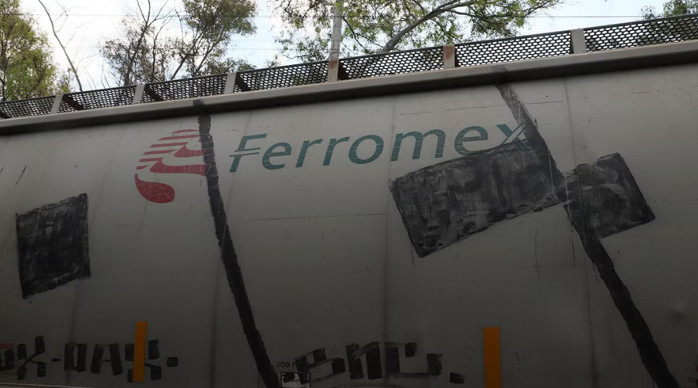 Tren de carga de Ferromex descarrilado tras derrame químico en Sonora.