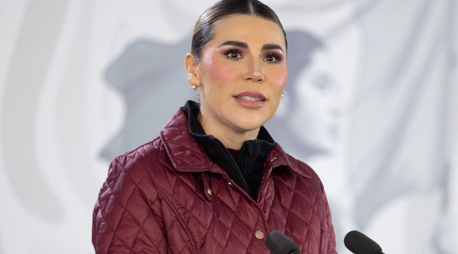 Marina del Pilar durante un evento público en Baja California.