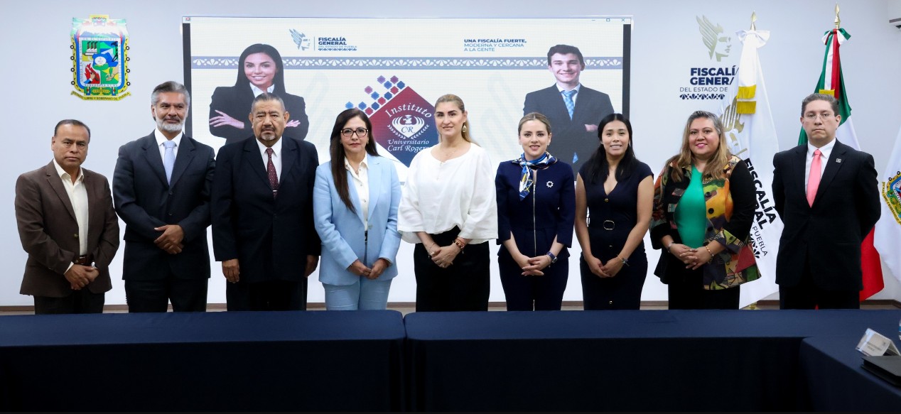 Firma de convenios entre la Fiscalía de Puebla y representantes de universidades.