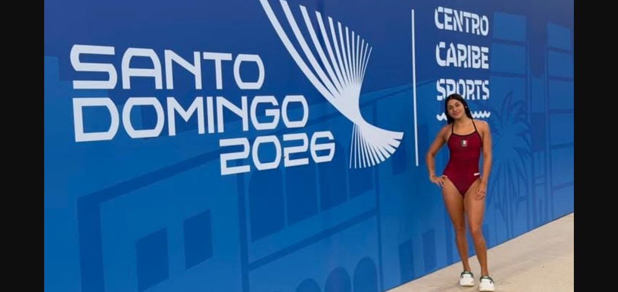 Aranza López celebra la medalla de oro con el equipo mexicano de natación.