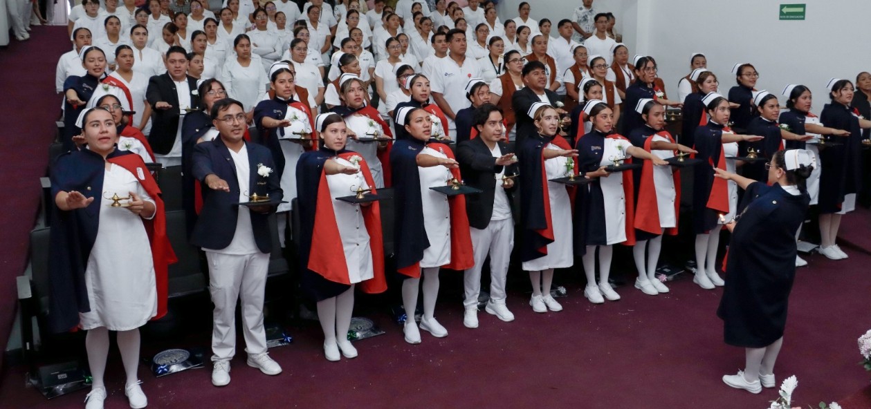 Pasantes de enfermería durante ceremonia de reconocimiento en el ISSSTEP.