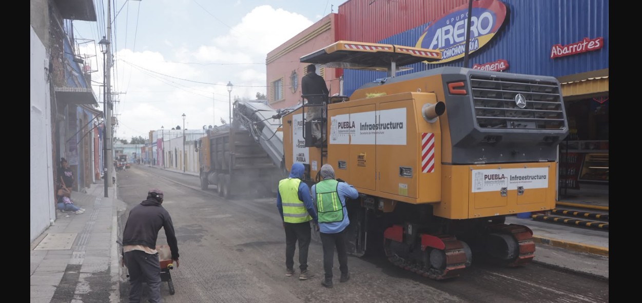 Trabajos de rehabilitación sobre la Calle 4 Oriente en Puebla.