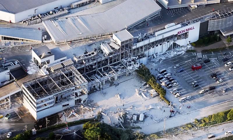 Rescatistas trabajan entre edificios dañados tras el terremoto en Japón.