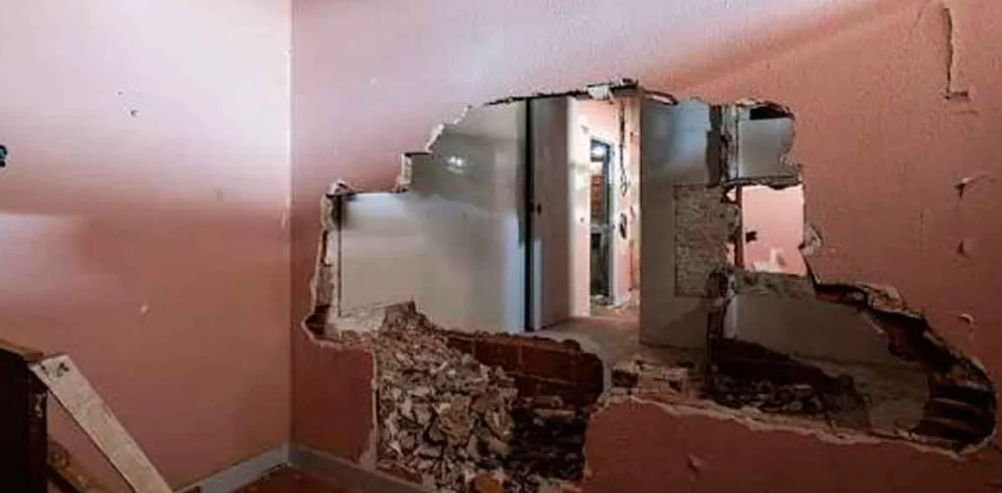 Boquete utilizado para ingresar a una casa de cambio en Puebla.