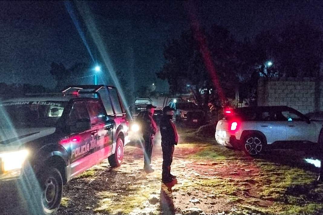 Policías municipales durante un operativo en una vivienda de Tlaxcala.