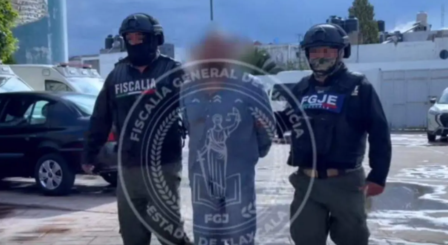 Policías de investigación durante la detención de un hombre en Yauhquemehcan.