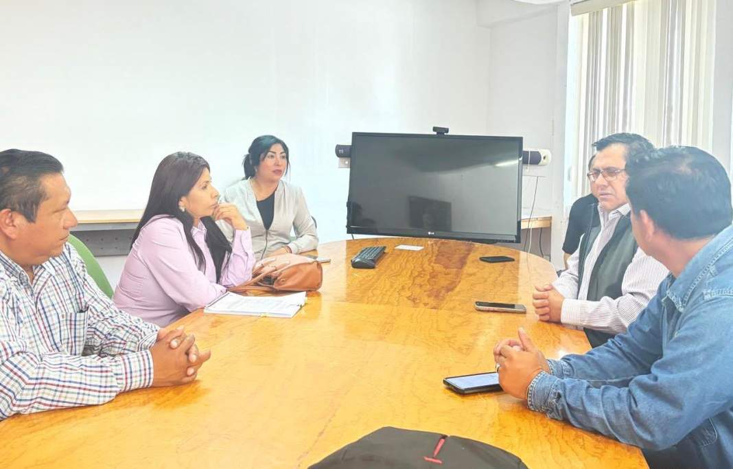 Funcionarios dialogan con representantes del sector agropecuario en Tlaxcala.