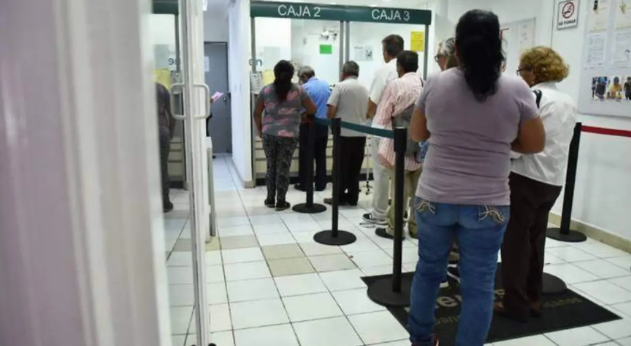 Adulta mayor con tarjeta del Banco del Bienestar.