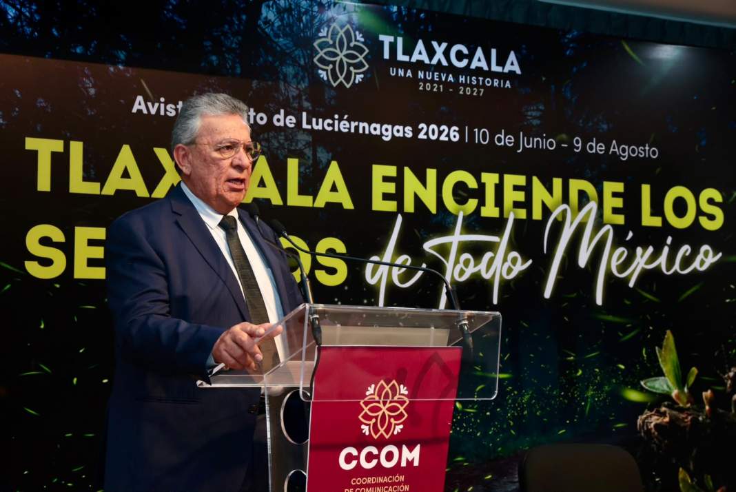 Autoridades educativas durante conferencia sobre prevención de violencia escolar.
