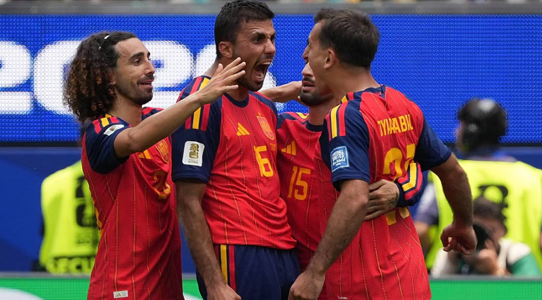 Jugadores de España celebran la victoria sobre Austria en el Mundial 2026.