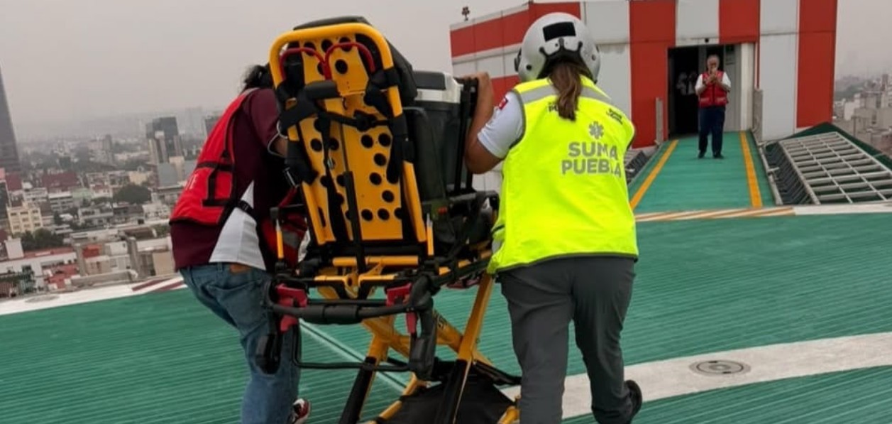 Helicóptero trasladando un órgano donado desde Puebla hacia la Ciudad de México.