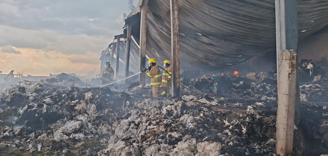 Bomberos combaten incendio en una bodega de reciclaje en Puebla.