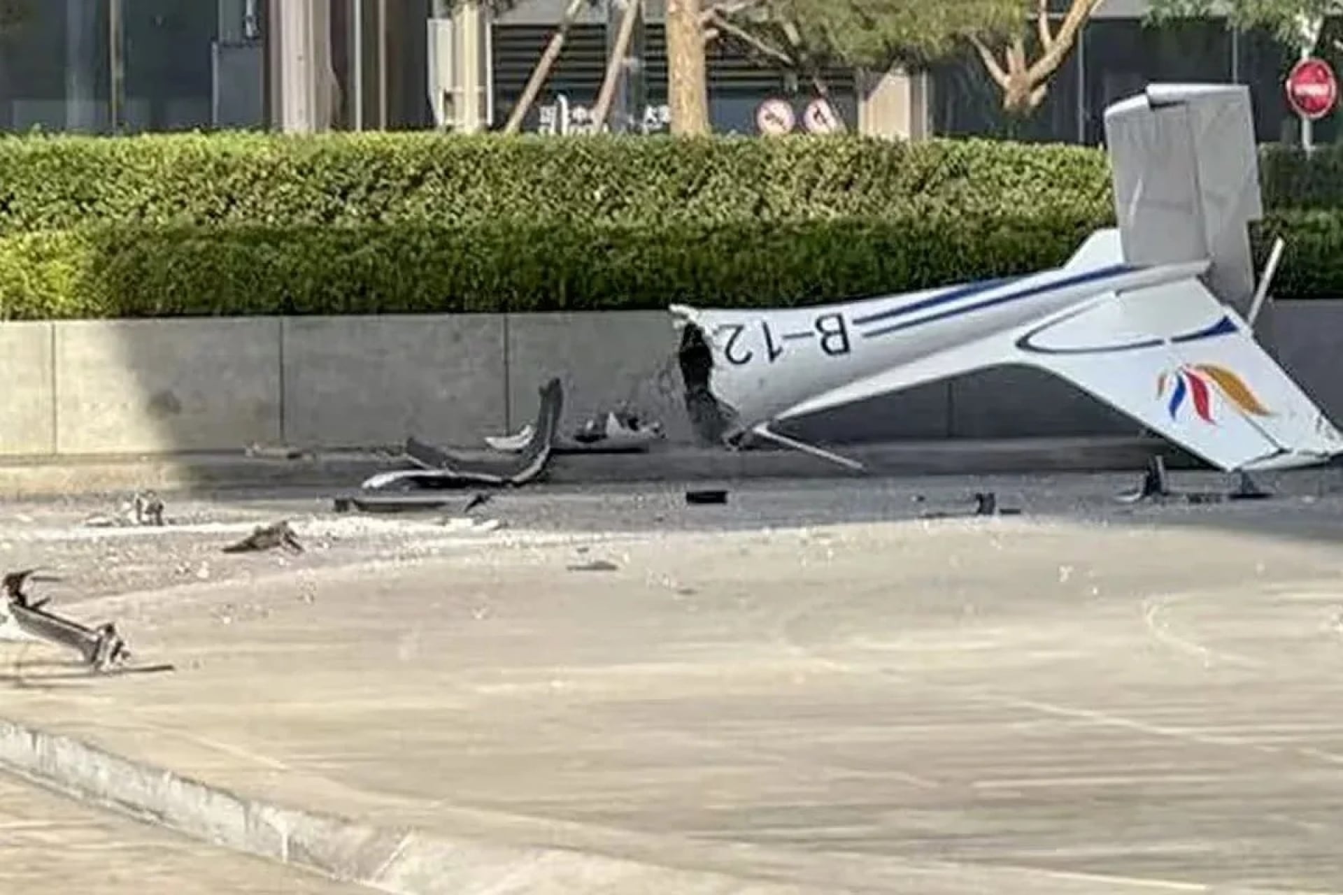 Avioneta impactó un rascacielo en Beijing.