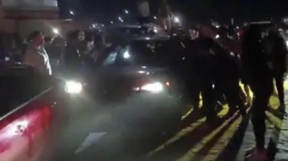 Patrullas y personas reunidas tras un atropellamiento durante festejos en Hidalgo.