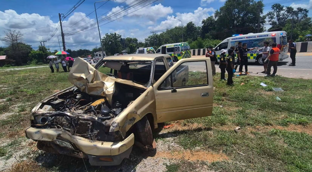 Monjes caminaban por una carretera antes del accidente en Tailandia.