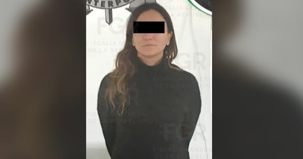 Agentes federales trasladan a Gilda 'N' tras su detención.