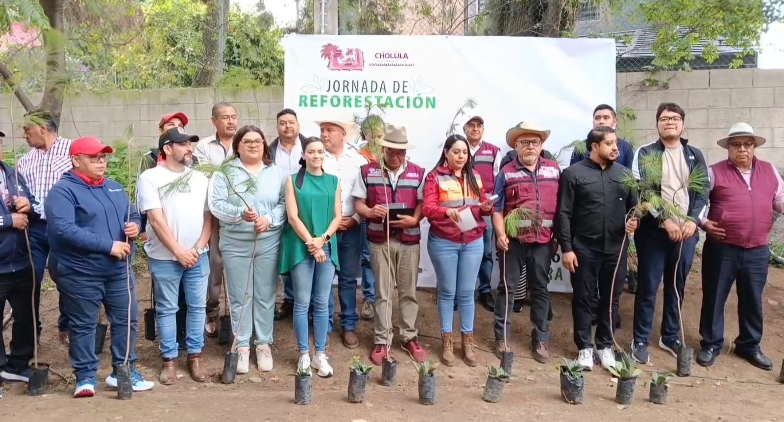 Tonantzin Fernández encabeza jornada de reforestación en Zapotecas; 550 árboles en el pulmón verde de Cholula