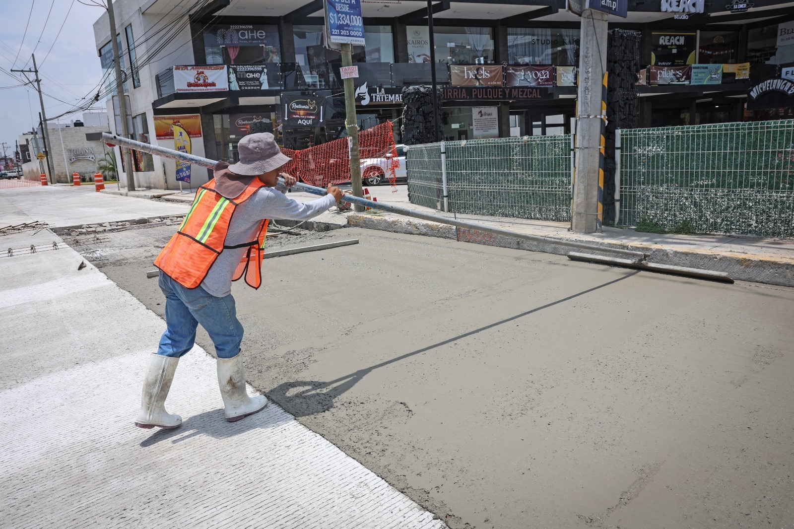 Supervisa Omar Muñoz avances de la pavimentación de la calle Tlaxcala 