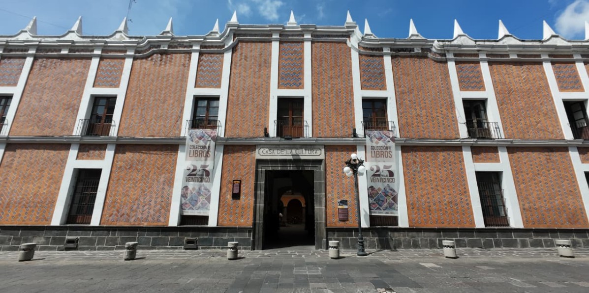 Autores presentan libros en la Casa de la Cultura de Puebla.