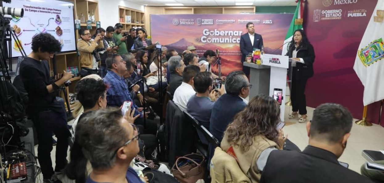 Maquinaria agrícola y productores poblanos durante la presentación de programas para el campo.