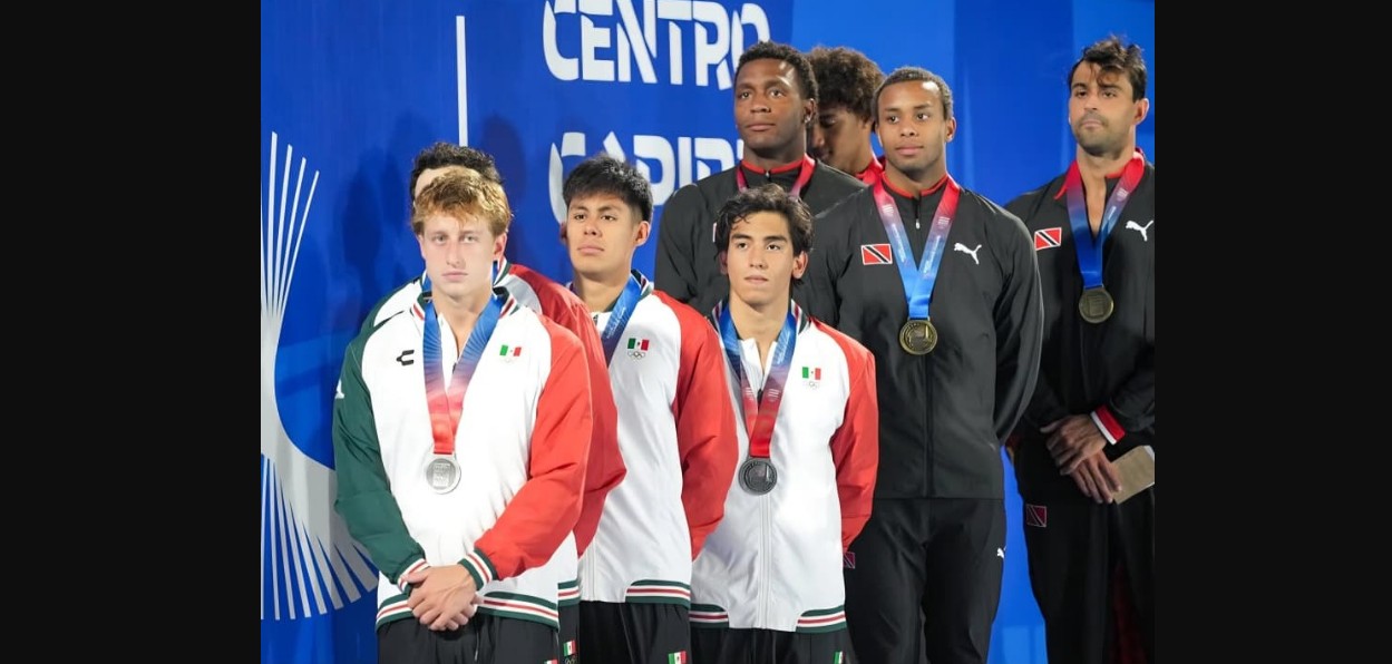 Santiago Blanco celebra la medalla de plata con el equipo mexicano de natación.