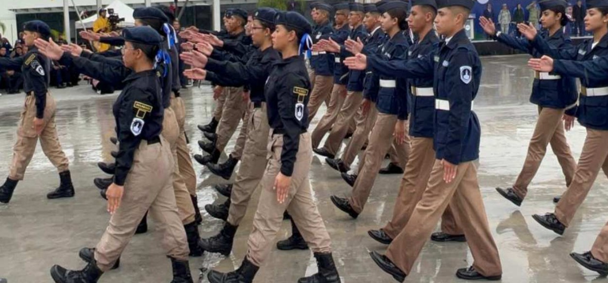 Escuela militarizada con estudiantes formados durante una ceremonia escolar.