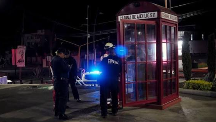 Cabina roja de Auxilio 911 instalada en una calle de Tlaxcala.