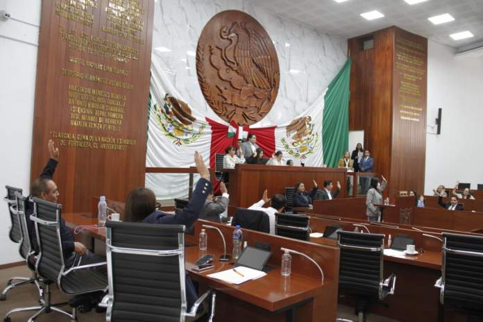 Personal del Congreso de Tlaxcala recibe cuentas públicas de municipios.