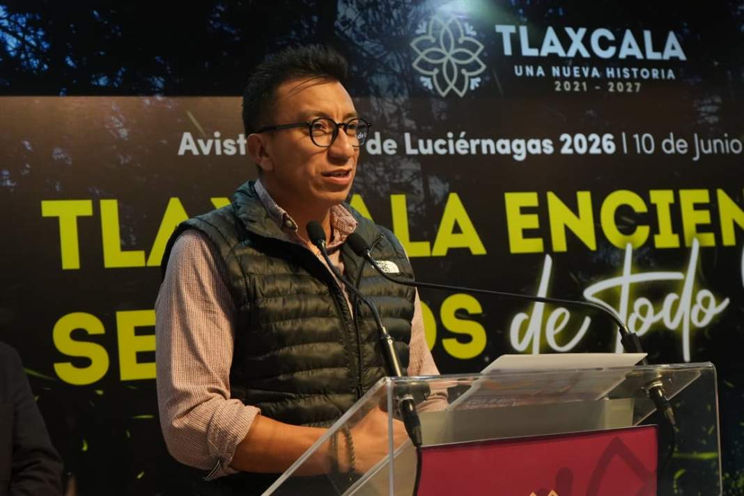 Atletas compiten en una pista durante un campeonato internacional en Tlaxcala.