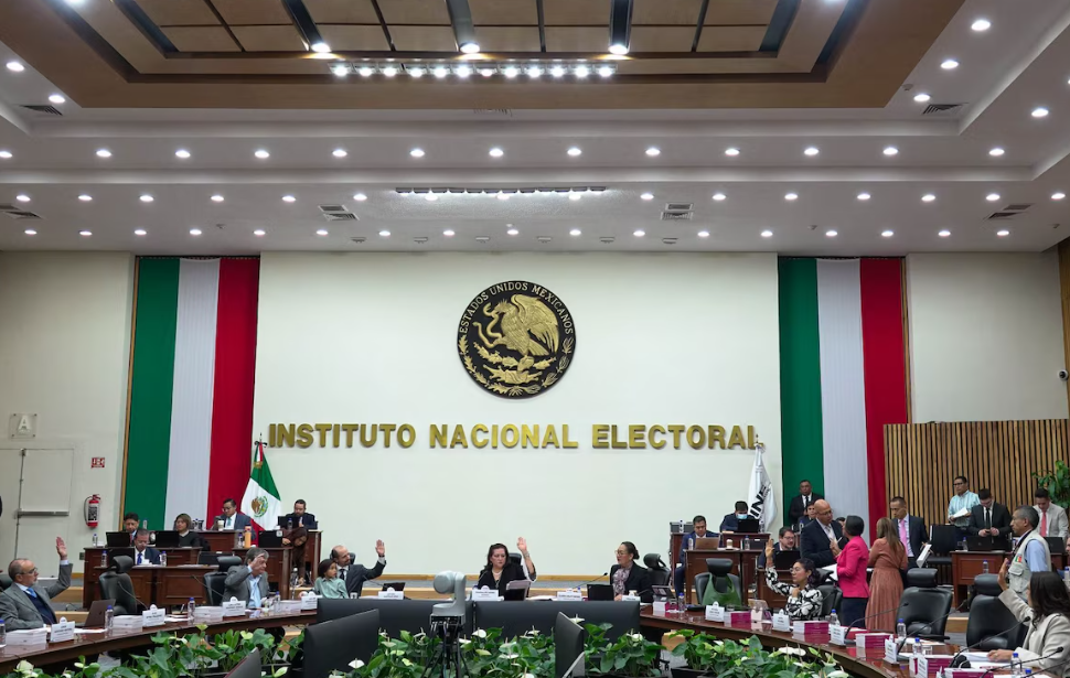 Funcionarios del INE durante el conteo de votos.