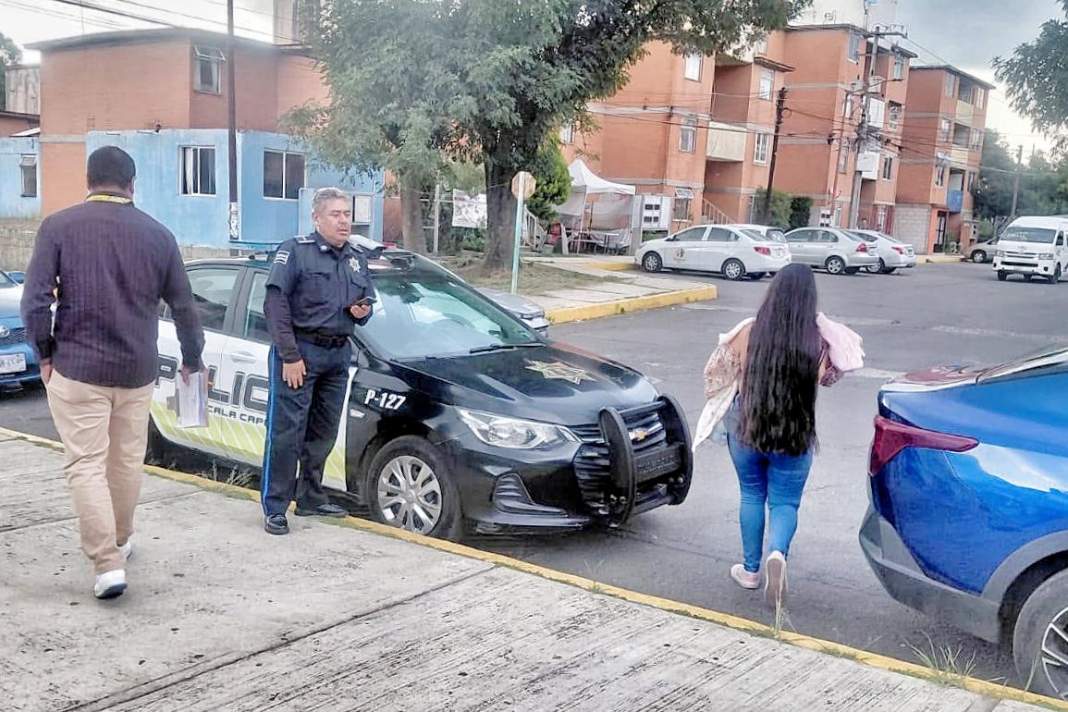 Autoridades acompañan a una madre durante una diligencia para recuperar a su hija.