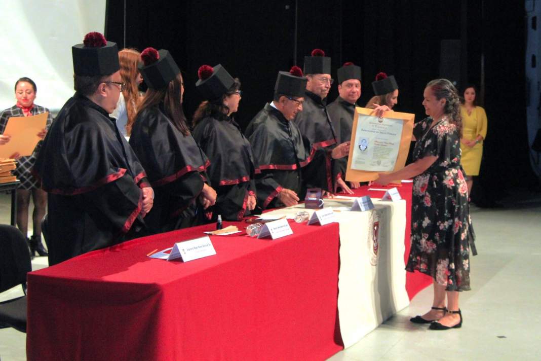 Entrega de títulos profesionales a egresados de la UATx.