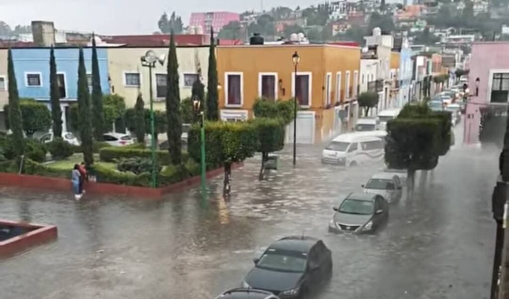 Lluvia sobre calles de Tlaxcala capital.
