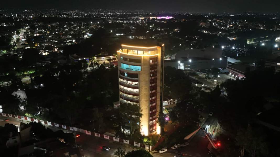 Torre de Rectoría de la UATx iluminada durante su inauguración.