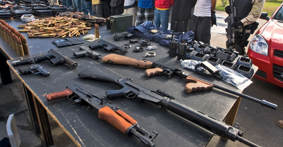 Ronald Johnson durante una declaración sobre tráfico de armas entre Estados Unidos y México.